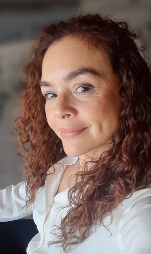 Alba Nury Pérez, Especialista en Seguridad y Salud en el Trabajo, Atención Prehospitalaria y Gestión del Riesgo de Desastres, con más de 20 años de experiencia en emergencias y capacitaciones y docencia.